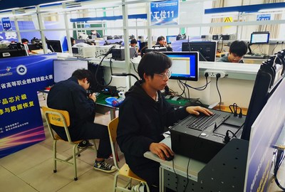 河南省20所高校同臺(tái)競技，電子產(chǎn)品芯片級(jí)維修與數(shù)據(jù)恢復(fù)大賽圓滿落幕，信息工程學(xué)院選手脫穎而出斬獲一等獎(jiǎng)
